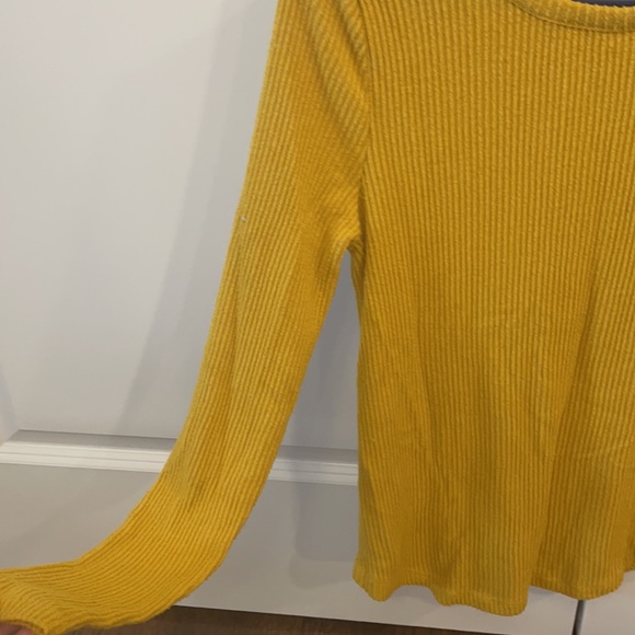 Old Navy Mustard Medium Long Sleeve Ribbed Top - Picture 3 of 3